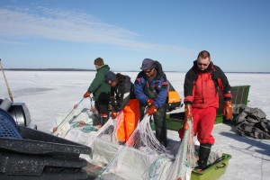 OSK Lumimuutoksen jäseniä ja Pohjois-Karjalan kalastajia talvinuotalla Puruvedellä 2010 