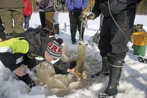 Sedimenttitutkimuksia 2012. Kuva: Kunnostushankkeen arkisto, 2014.