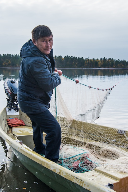 Hanti-poromies ja ammattikalastaja Stepan Ketsimov vetää nuottaa Sevettijärvellä. Kuva: Chris McNeave, 2014
