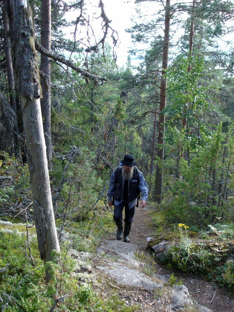 Eero Murtomäki metsäretkellä.
