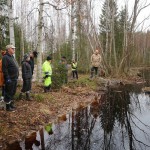 Yhdistyksen, kyläläisten ja viranomaistahojen edustajat tutustumassa kosteikkoon.