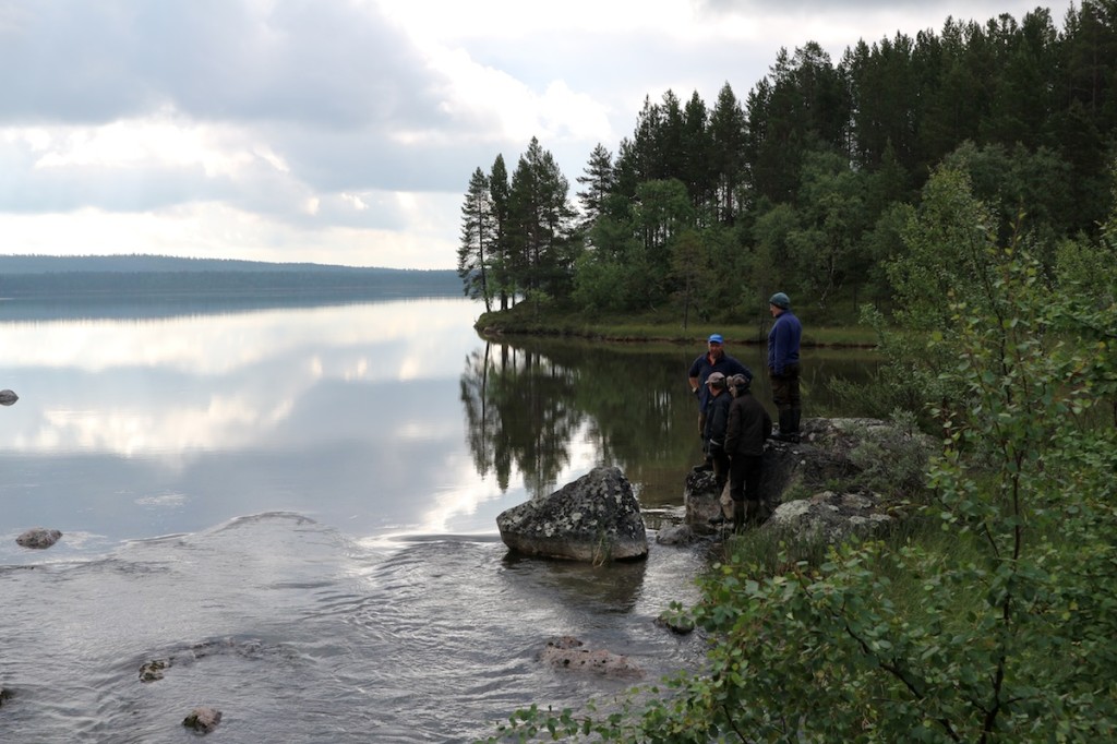 Kolttasaamelainen työryhmä arvioi työkohteita.