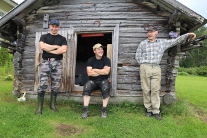 Reino Piitulainen poikineen Ala-Koidan kylällä jatkaa nuottausperinnettä. OSK Lumimuutos 