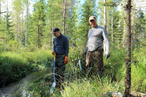 Jouni Väänänen (vas) ja Vesa Voutilainen lapiohommissa Kissapurolla.