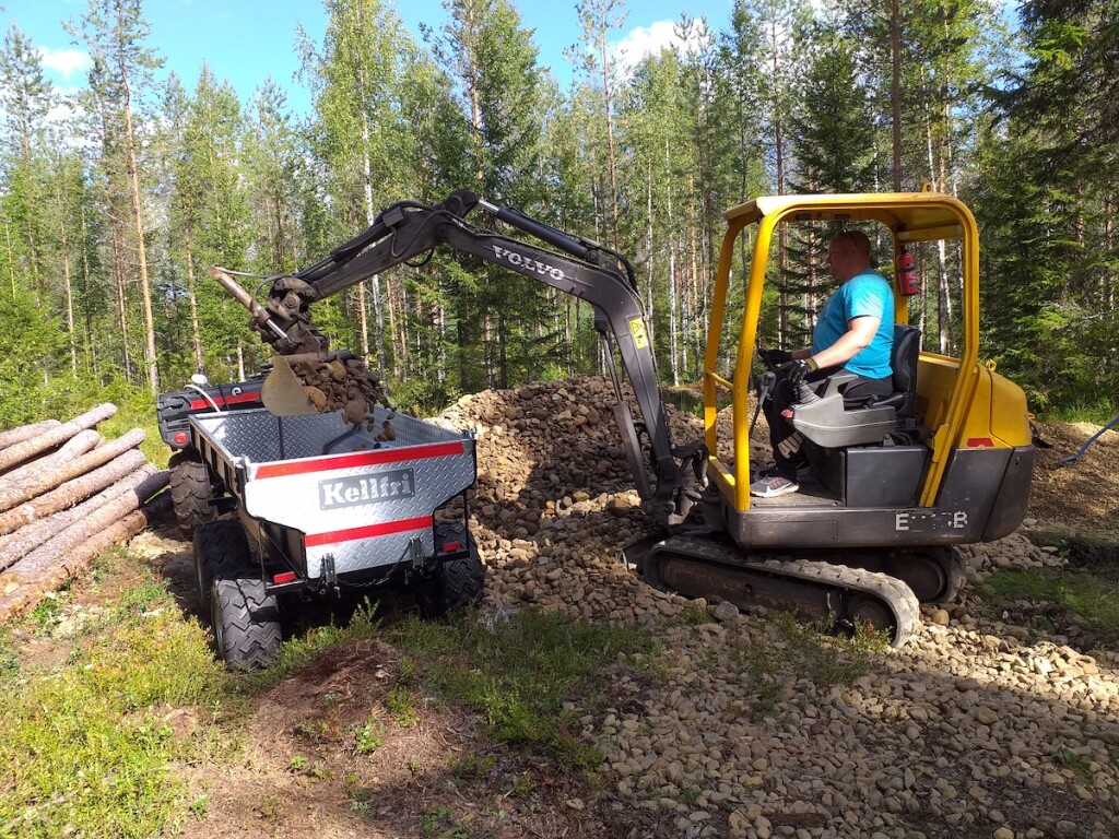 Janne Raassina lastaa kiviainesta vietäväksi purolle.